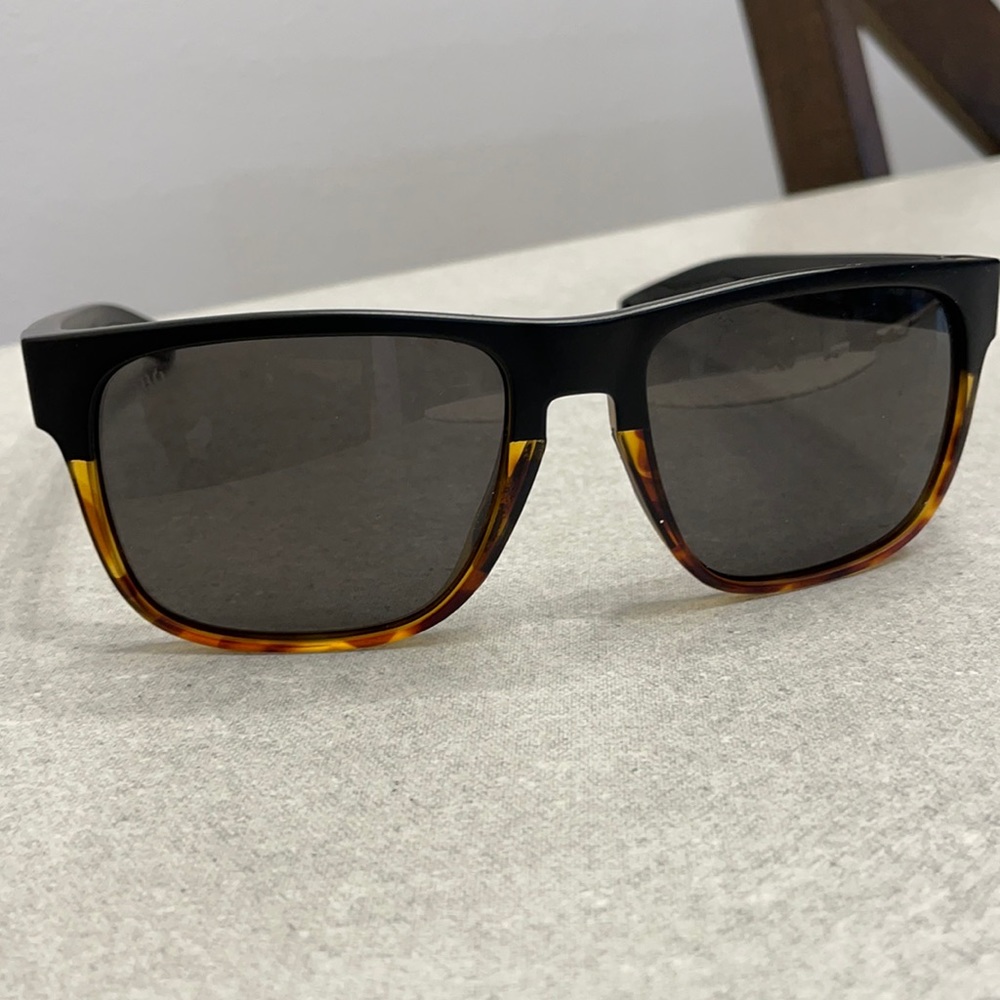 Costa Del Mar Black/tortoise shell frame, grey glass polarized lense, Like new!